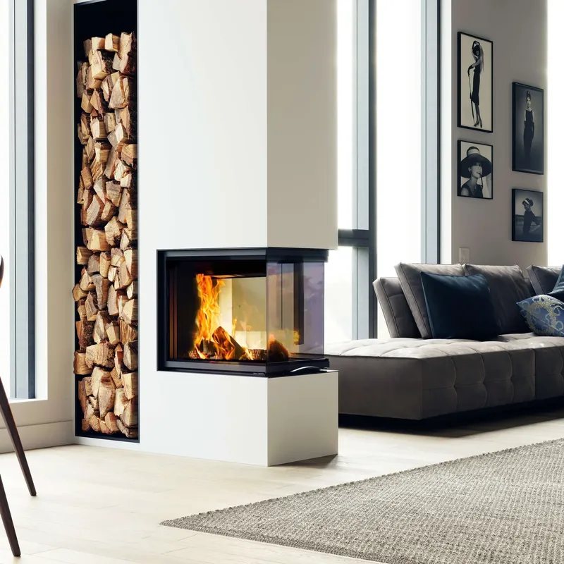 Foyer à bois Austroflamm 48x72x51 S3, installé dans une pièce