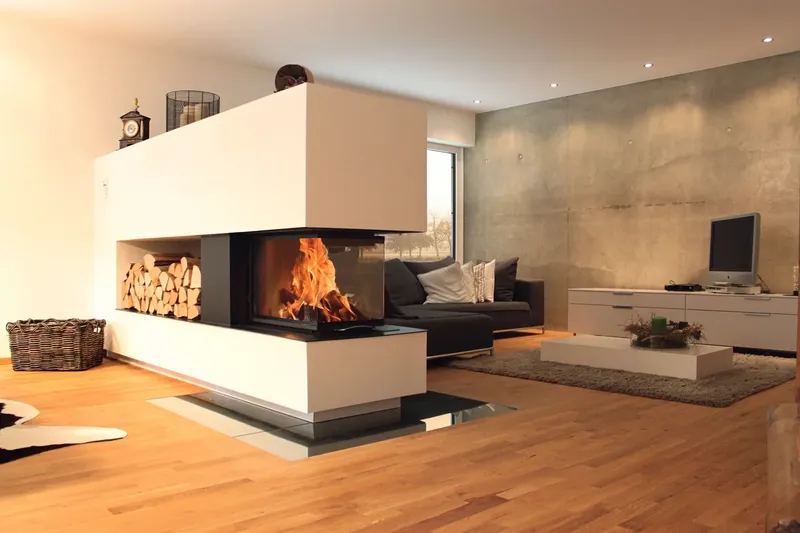 Foyer à bois Austroflamm 48x72x51 S3, installé dans une pièce