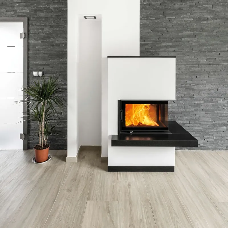 Foyer à bois Austroflamm 63x40x42 K 2.0, installé dans une pièce