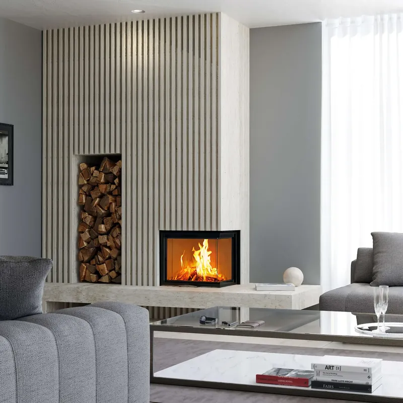Foyer à bois Austroflamm 63x40x51 S 2.0, installé dans une pièce