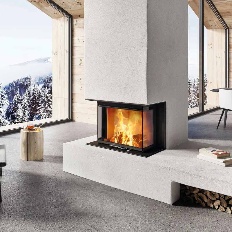 Foyer à bois Austroflamm 64x33x51 S3, installé dans une pièce