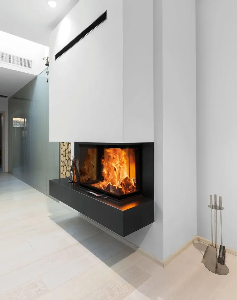 Foyer à bois Austroflamm 64x33x51 S3, installé dans une pièce