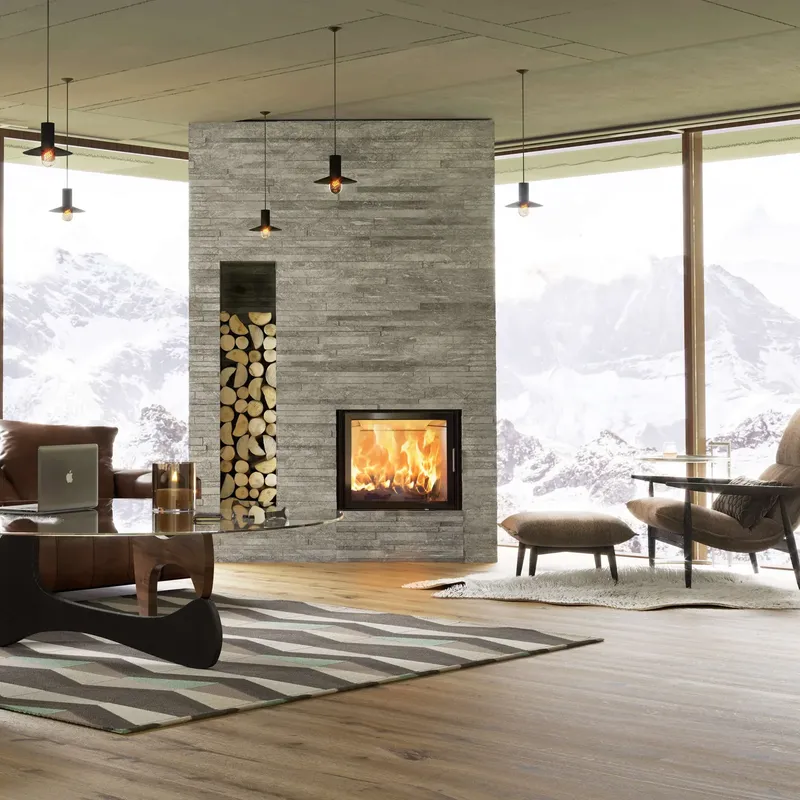 Foyer à bois Austroflamm 65x57 K 2.0, installé dans une pièce