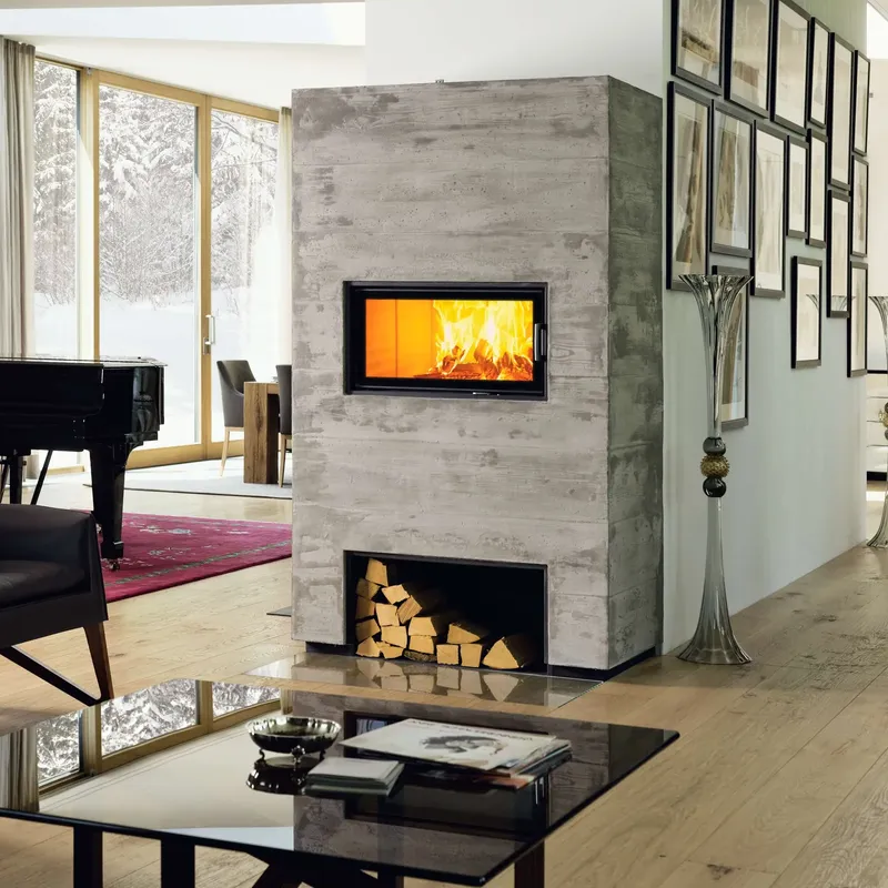 Foyer à bois Austroflamm 75x39 K 2.0, installé dans une pièce