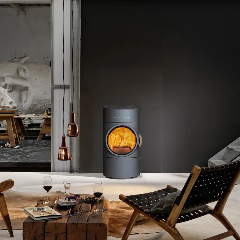 Poêle à bois Austroflamm Clou Compact, installé dans une pièce