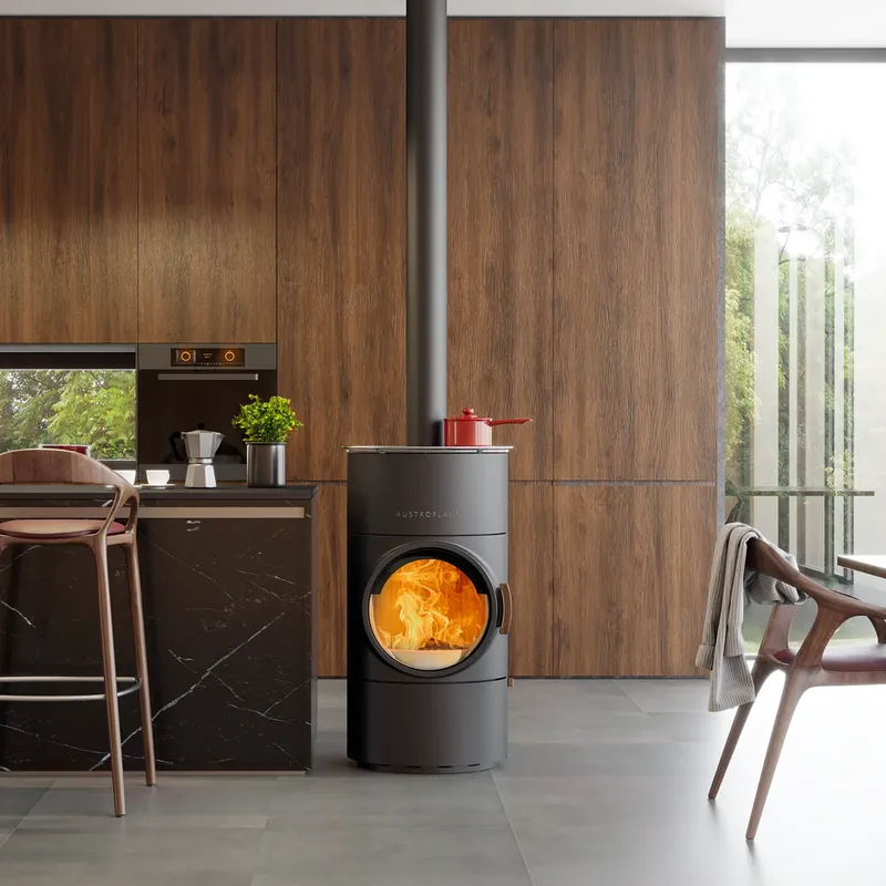 Poêle à bois Austroflamm Clou Compact Cook, installé dans une pièce