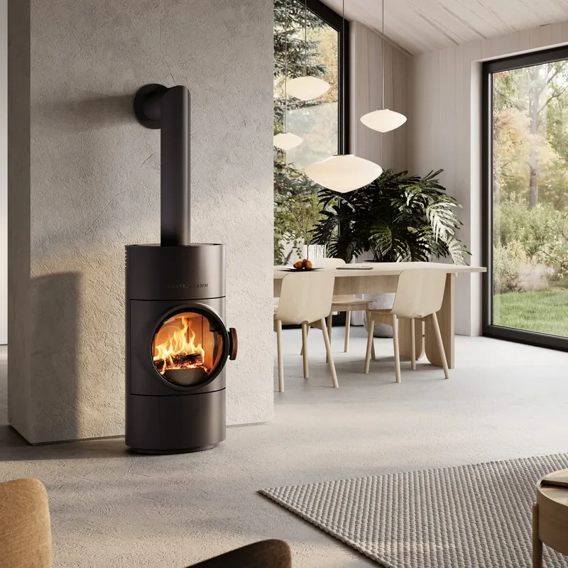 Poêle à bois Austroflamm Clou Compact Flat, installé dans une pièce