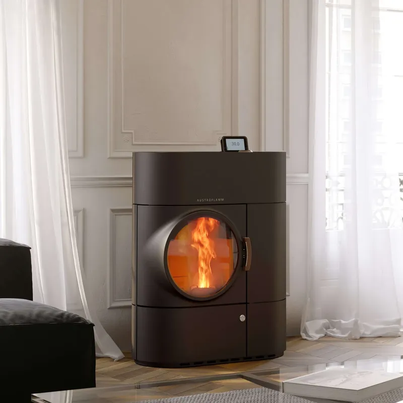 Poêle hybride bois et pellets Austroflamm Clou Duo, installé dans une pièce