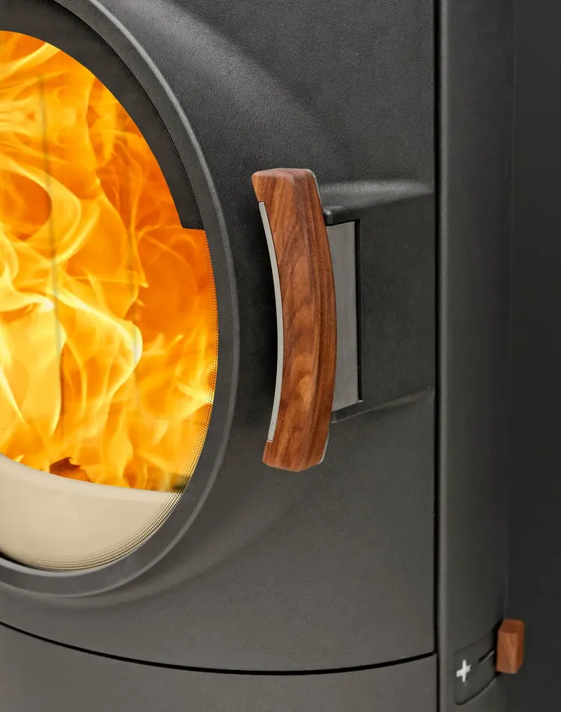 Poêle à bois Austroflamm Clou Xtra, installé dans une pièce