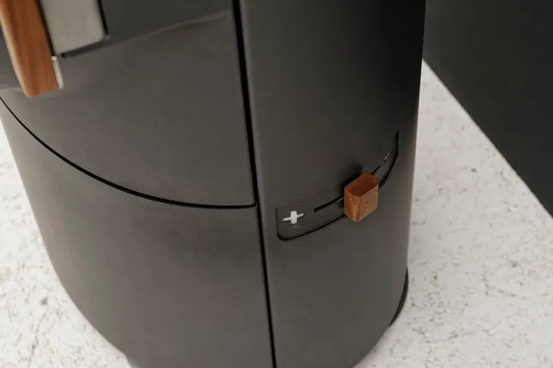 Poêle à bois Austroflamm Clou Xtra, installé dans une pièce