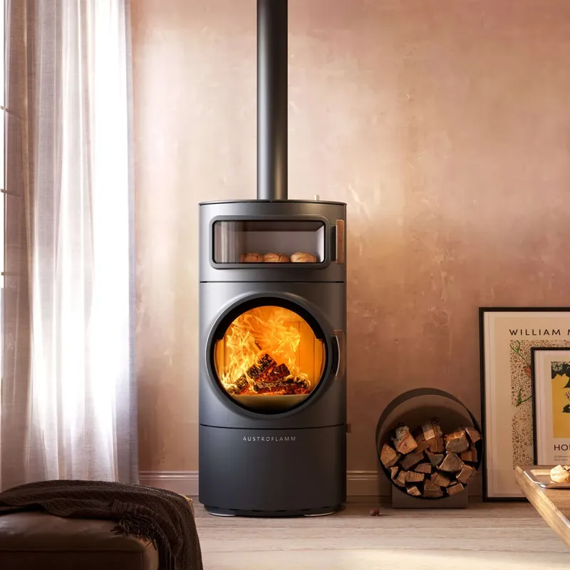 Poêle à bois Austroflamm Clou Xtra Back, installé dans une pièce