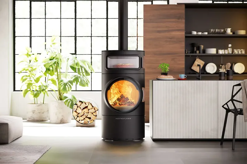 Poêle à bois Austroflamm Clou Xtra Back, installé dans une pièce