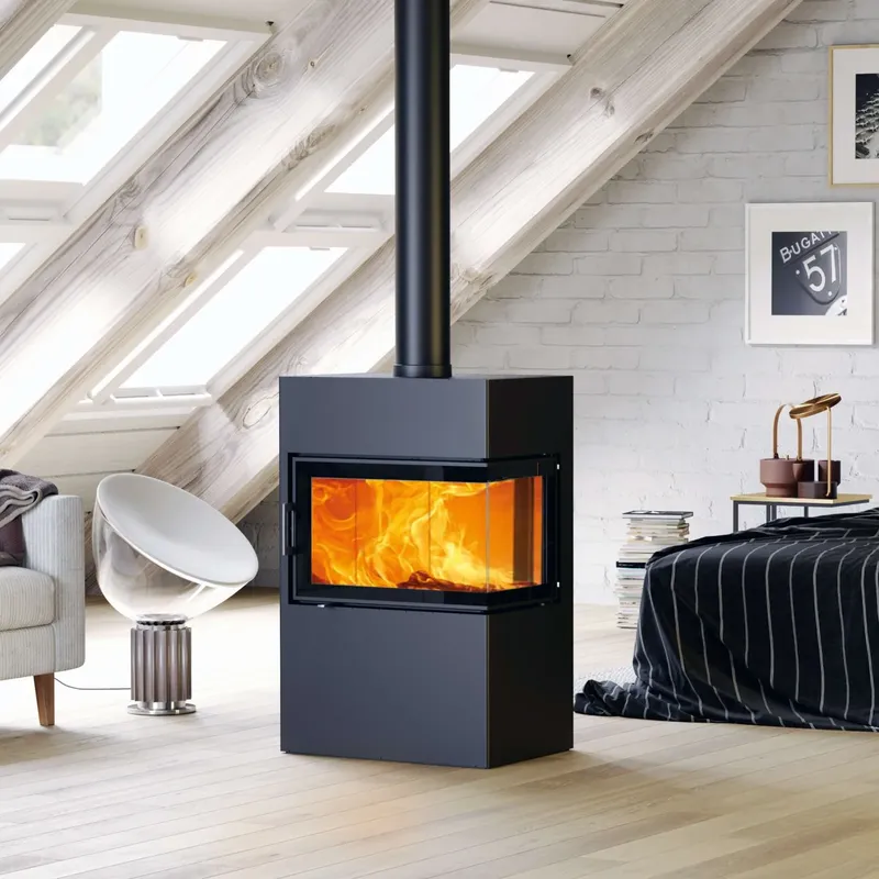 Poêle à bois Austroflamm Dexter 2.0 droite, installé dans une pièce
