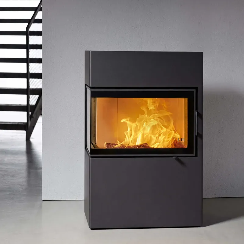 Poêle à bois Austroflamm Dexter 2.0 gauche, installé dans une pièce