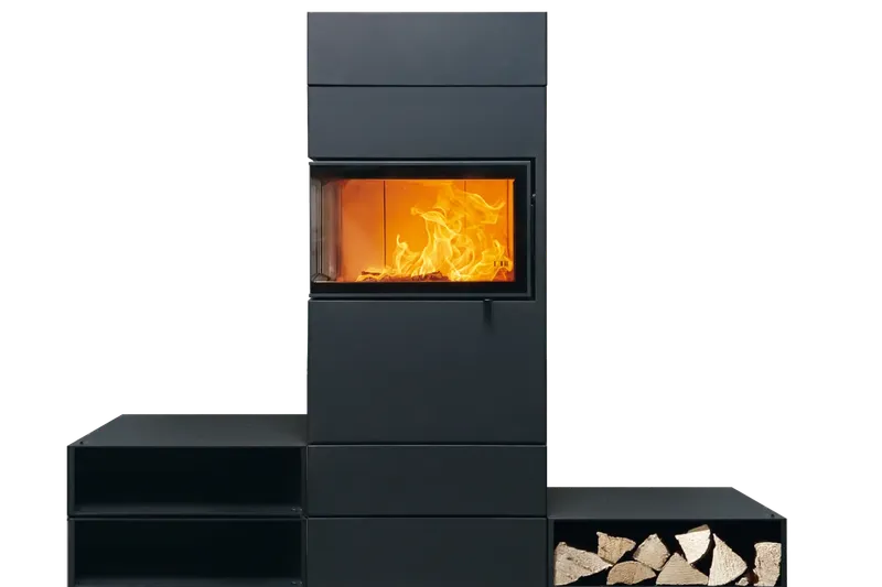Poêle à bois Austroflamm Dexter 2.0 gauche, installé dans une pièce