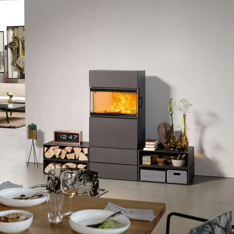 Poêle à bois Austroflamm Dexter S3, installé dans une pièce