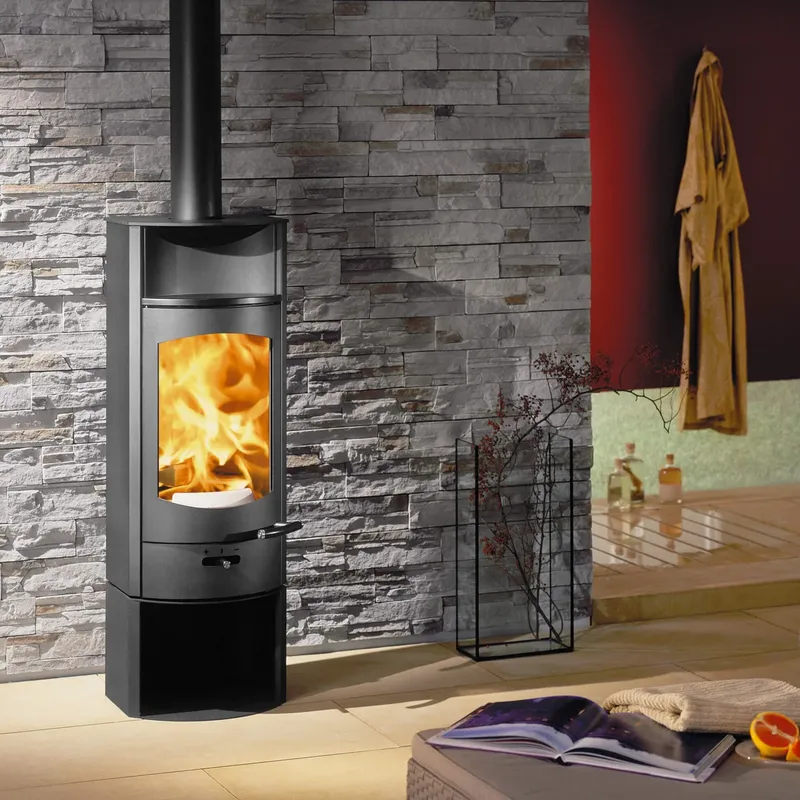 Poêle à bois Austroflamm Flok 2.0, installé dans une pièce