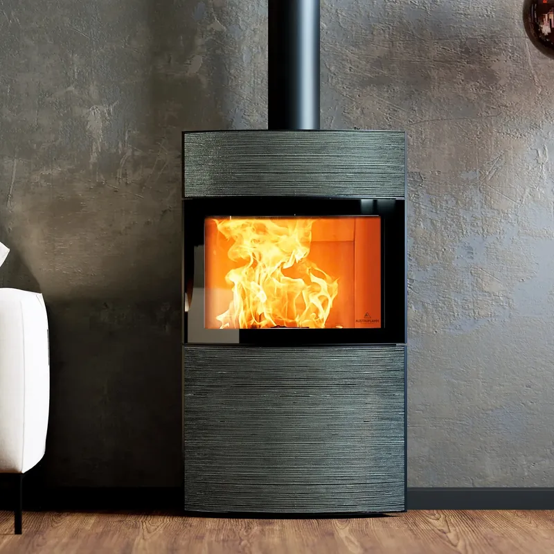Poêle à bois Austroflamm Fynn Xtra, installé dans une pièce