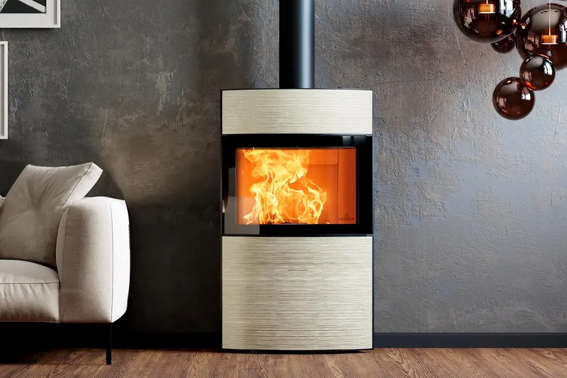 Poêle à bois Austroflamm Fynn Xtra, installé dans une pièce