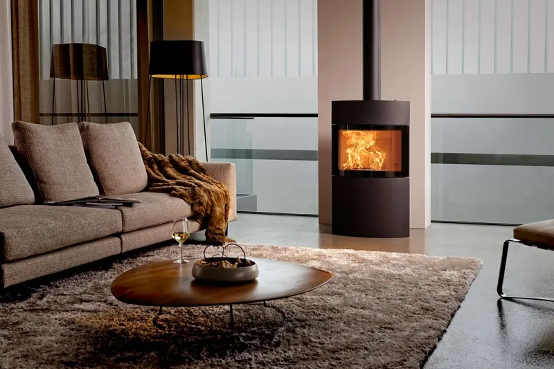 Poêle à bois Austroflamm Fynn Xtra, installé dans une pièce