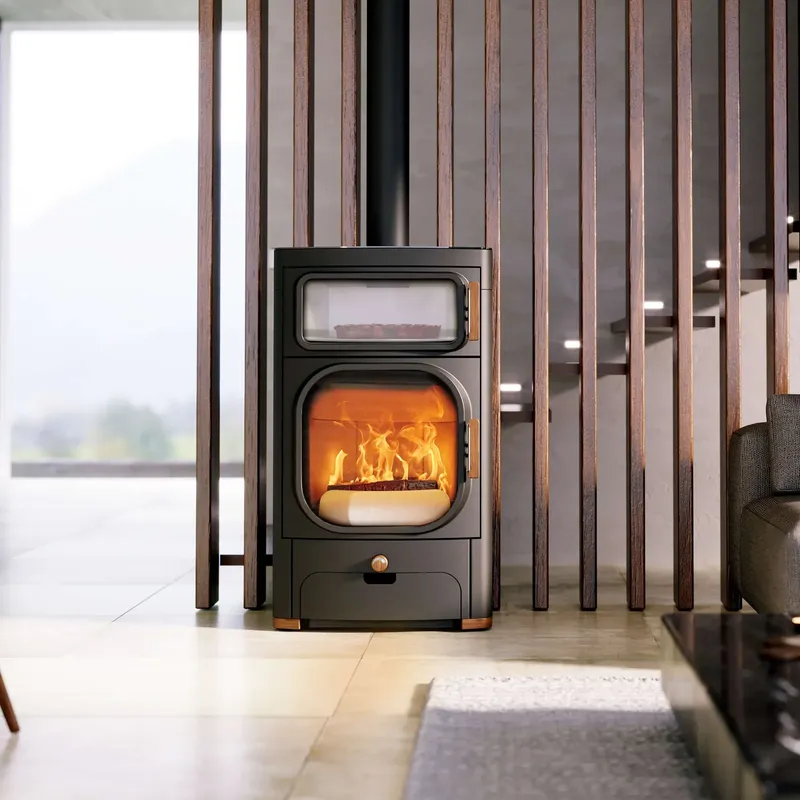 Poêle à bois Austroflamm Heidi Back 2.0, installé dans une pièce