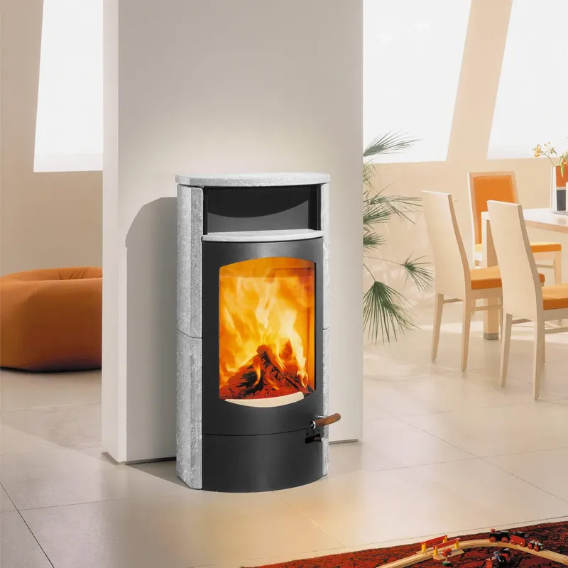 Poêle à bois Austroflamm Koko 2.0, installé dans une pièce