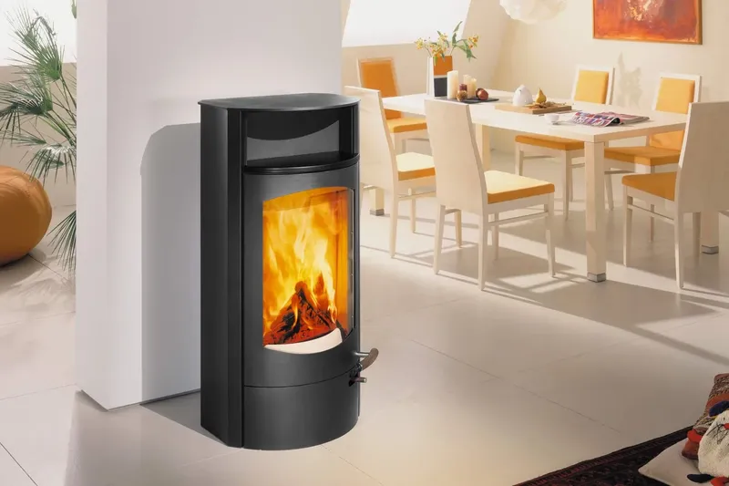 Poêle à bois Austroflamm Koko 2.0, installé dans une pièce