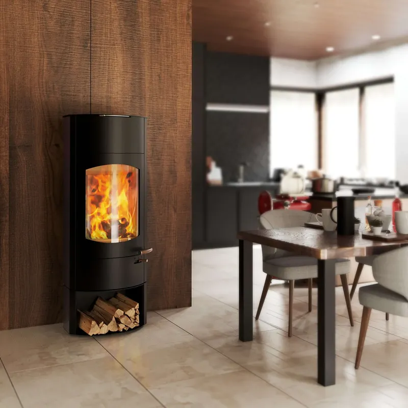 Poêle à bois Austroflamm Koko Xtra 2.0, installé dans une pièce