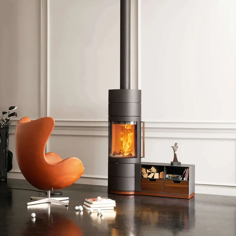 Poêle à bois Austroflamm Lux, installé dans une pièce
