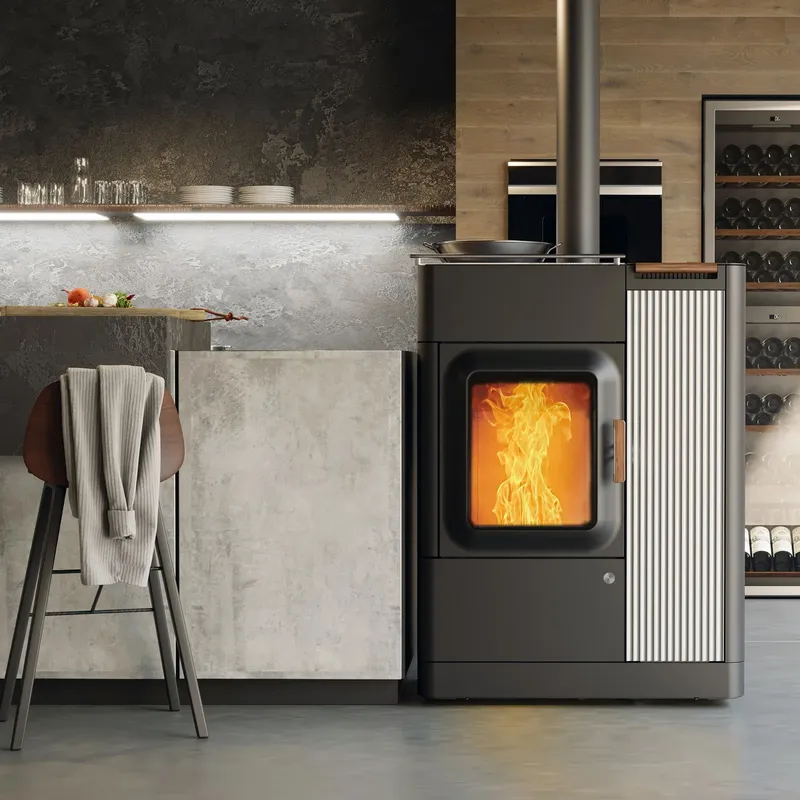 Poêle hybride bois et pellets Austroflamm Mo Duo Cook, installé dans une pièce