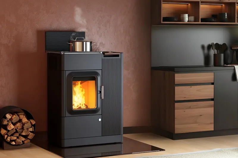 Poêle hybride bois et pellets Austroflamm Mo Duo Cook, installé dans une pièce