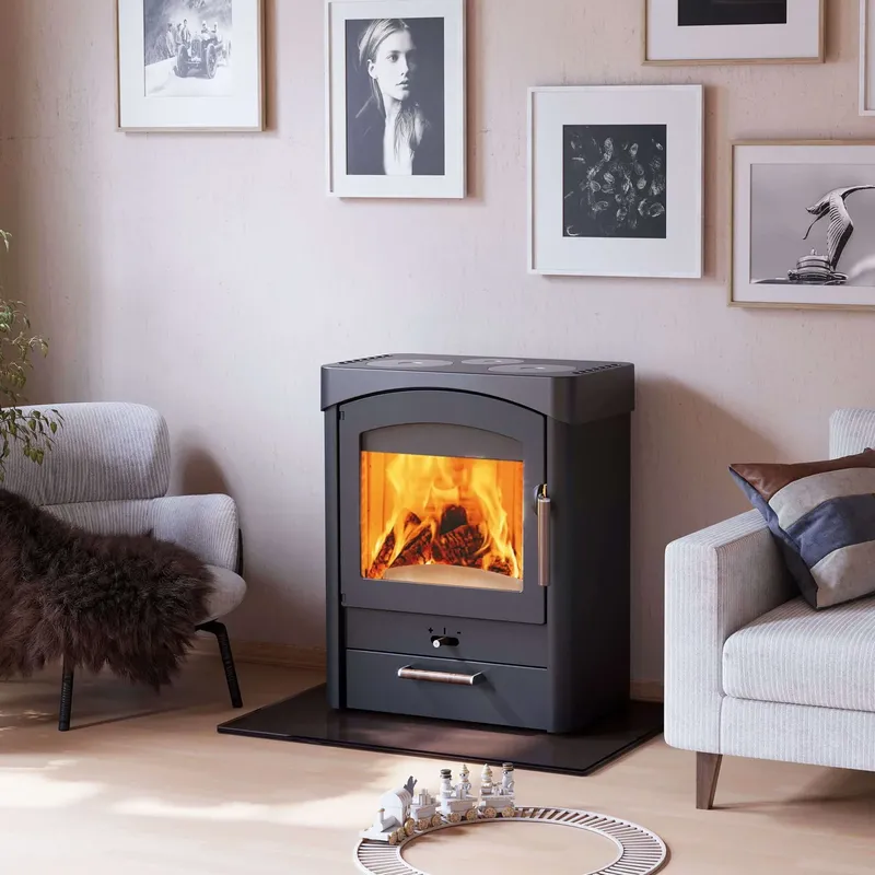 Poêle à bois Austroflamm Pallas, installé dans une pièce