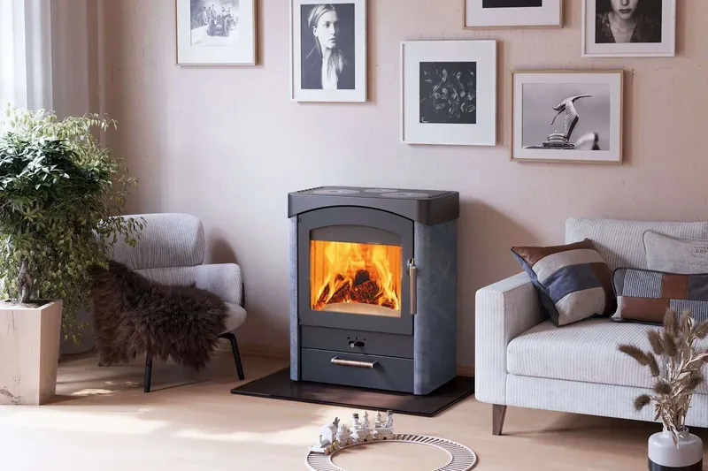 Poêle à bois Austroflamm Pallas, installé dans une pièce