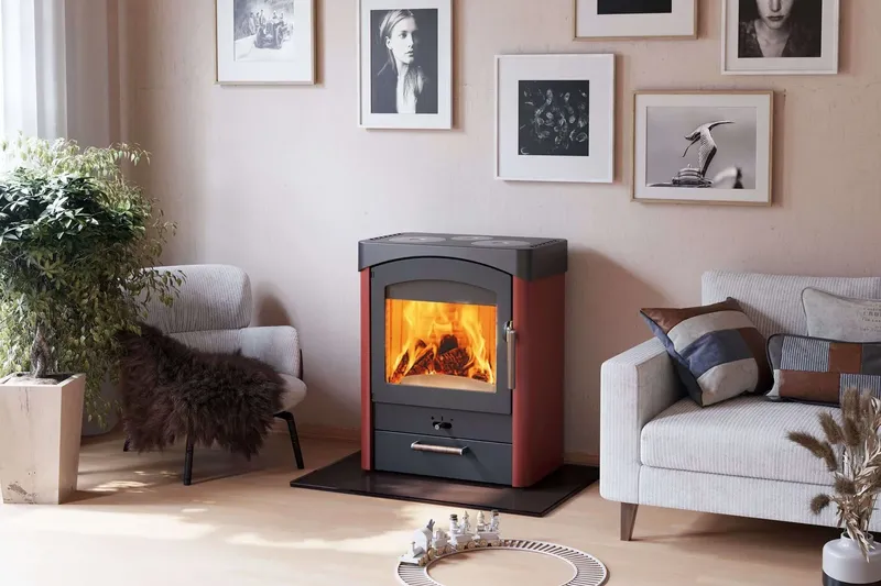 Poêle à bois Austroflamm Pallas, installé dans une pièce