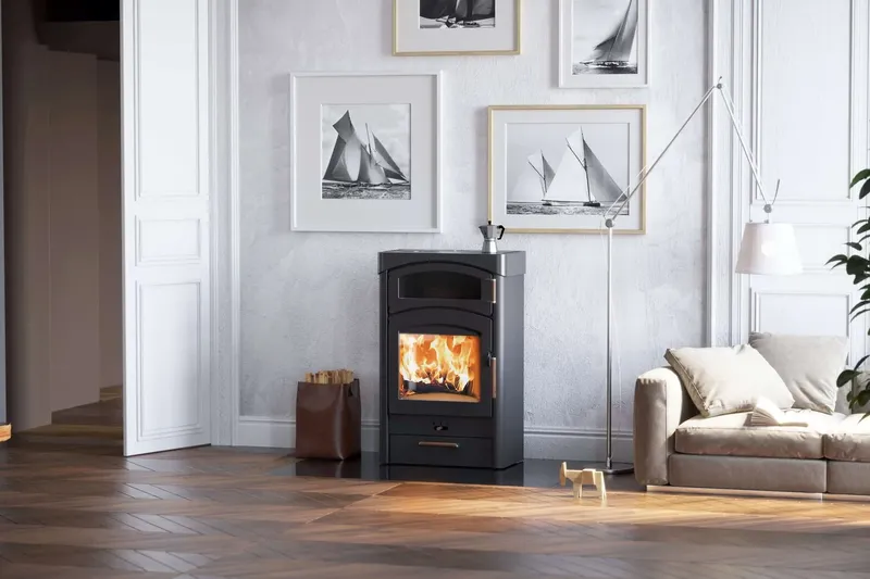 Poêle à bois Austroflamm Pallas Back, installé dans une pièce