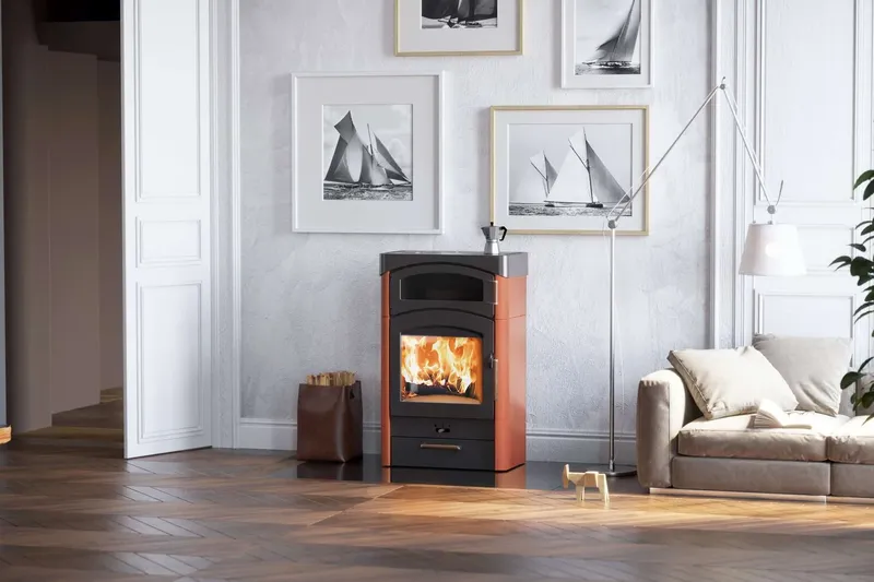 Poêle à bois Austroflamm Pallas Back, installé dans une pièce
