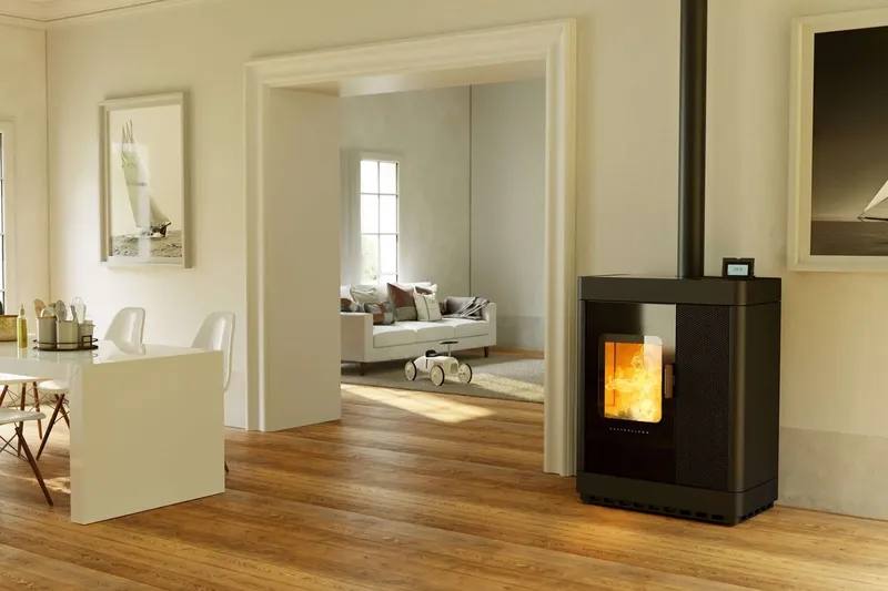 Poêle hybride bois et pellets Austroflamm Scotty Duo, installé dans une pièce