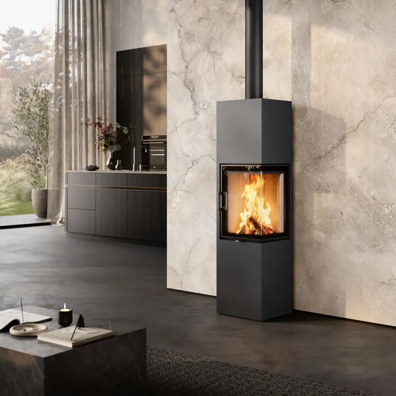 Poêle à bois Austroflamm Slim 4.0 droite, installé dans une pièce