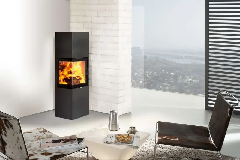 Poêle à bois Austroflamm Slim 4.0 gauche, installé dans une pièce