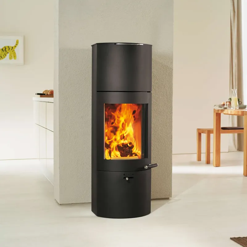 Poêle à bois Austroflamm Tower Xtra 2.0, installé dans une pièce