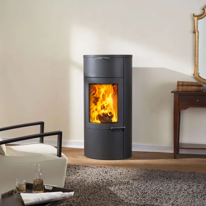 Poêle à bois Austroflamm Uno Xtra, installé dans une pièce