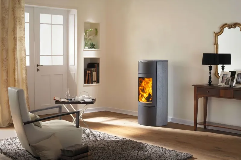 Poêle à bois Austroflamm Uno Xtra, installé dans une pièce