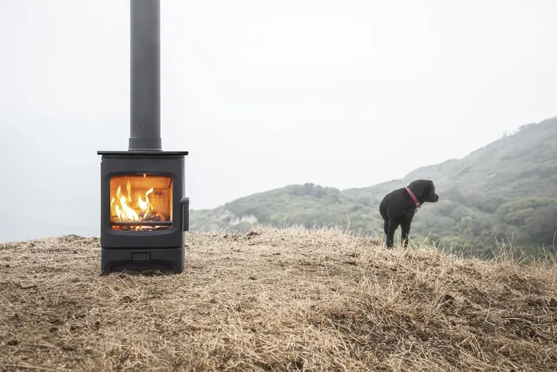 Poêle à bois Charnwood Aire 3, installé dans un intérieur