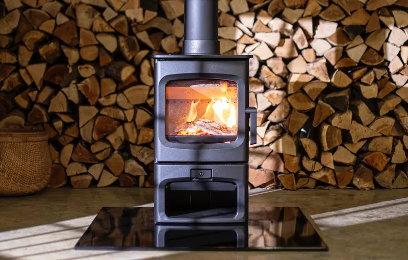 Poêle à bois Charnwood Aire 300, installé dans un intérieur