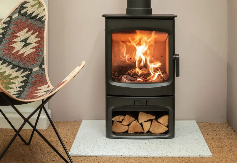 Poêle à bois Charnwood Aire 5, installé dans un intérieur