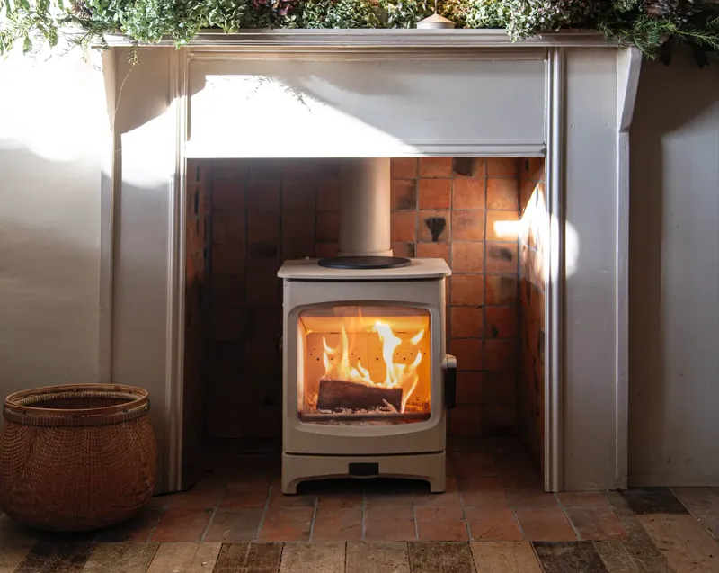 Poêle à bois Charnwood Aire 500, installé dans un intérieur