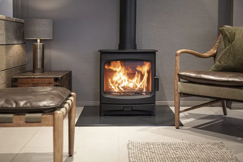 Poêle à bois Charnwood Aire 7, installé dans un intérieur