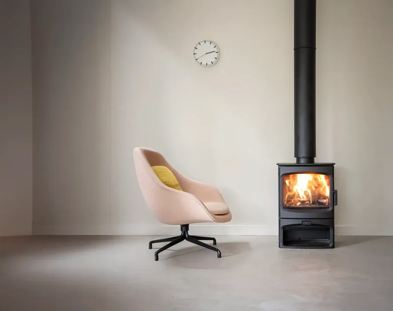 Poêle à bois Charnwood Aire 700, installé dans un intérieur