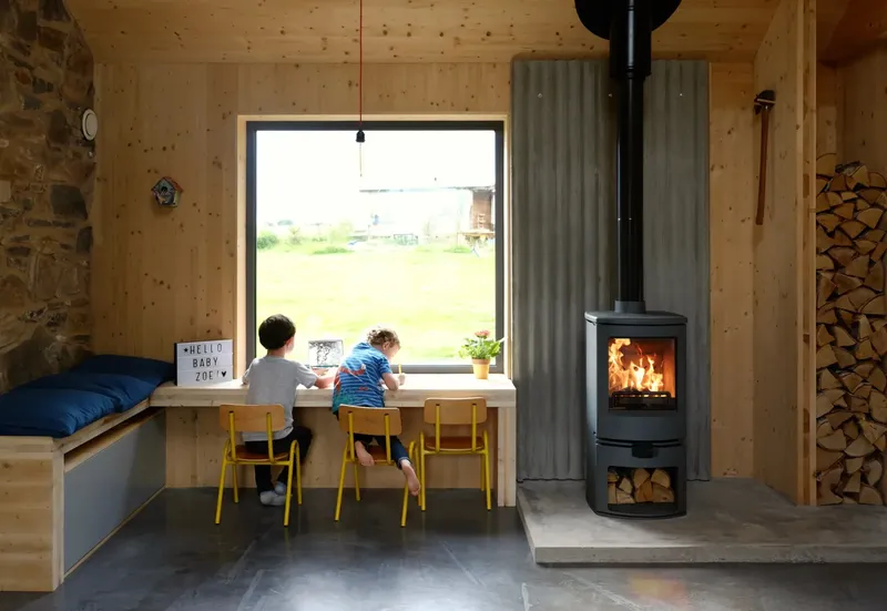 Poêle à bois Charnwood Arc 5, installé dans un intérieur