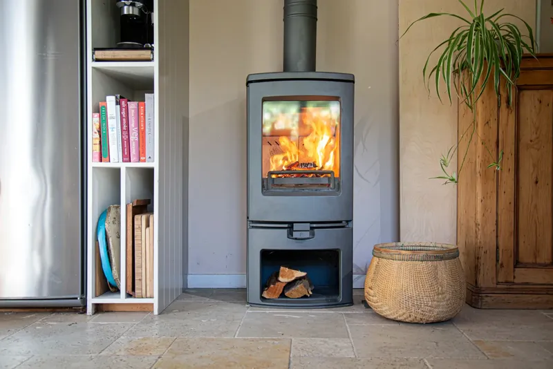 Poêle à bois Charnwood Arc 7, installé dans un intérieur